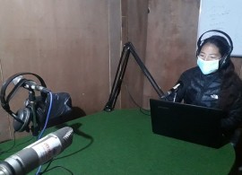 हुम्लाको रडियो कैलाशमा समाचार वाचन गर्दै छपाल लामा । तस्बिर सौजन्यः रेडियो कैलाश, हुम्ला